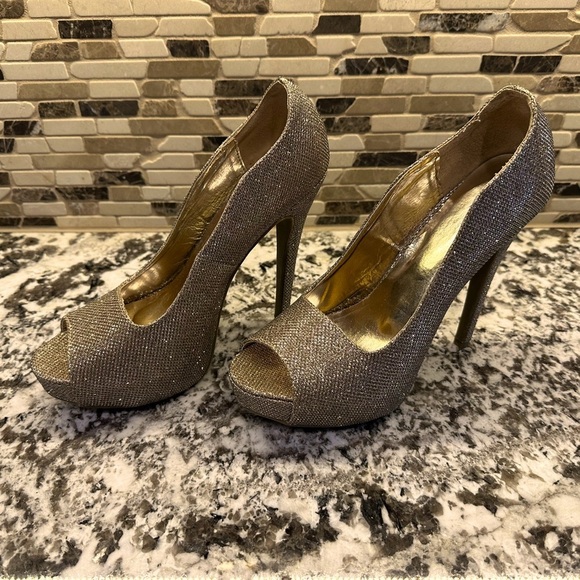 Shi by Journeys Elegant Gold Glittery Peep-Toe Heels size 9 - Picture 7 of 8